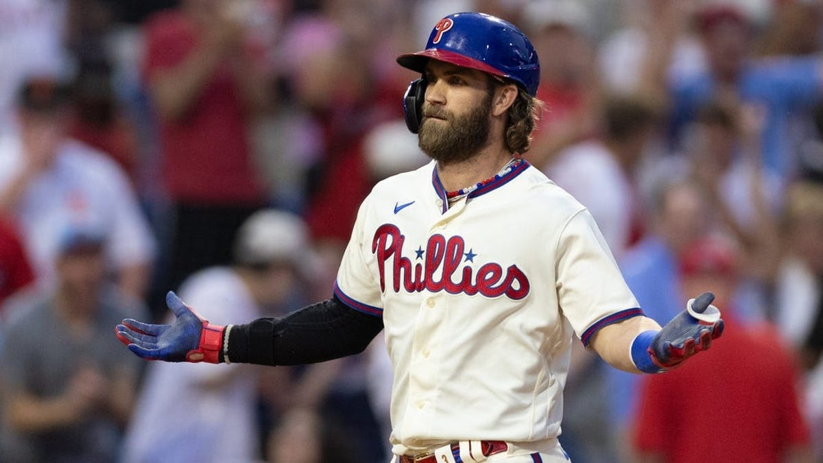 Twitter reacts to Harper signing with Phillies