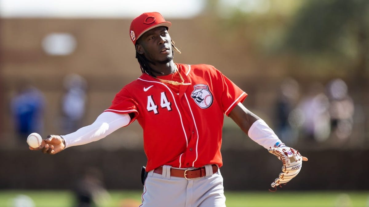 Reds' top prospect Elly De La Cruz hits for cycle in just his 15th