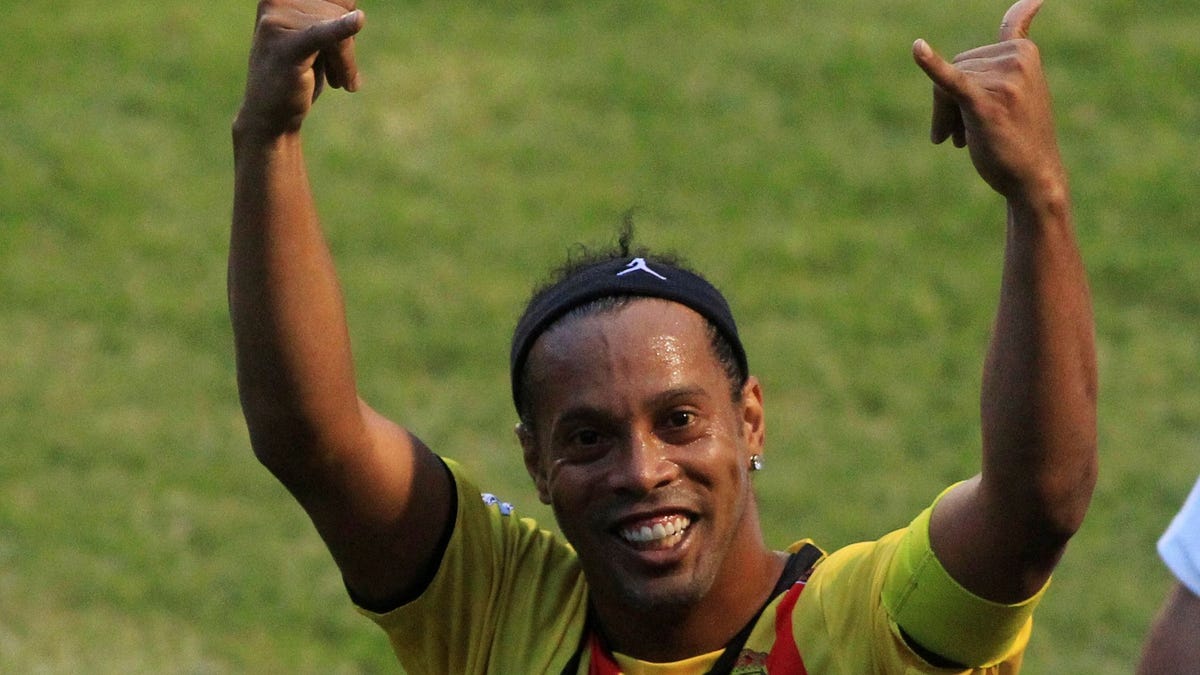 Ronaldinho, two-time FIFA player of the year, isn't marrying two women ...