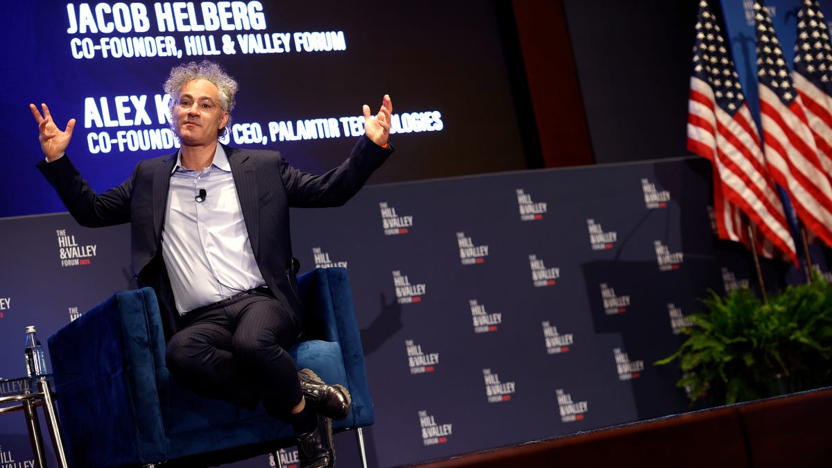 Palantir stock sinks 15% because the AI boom isn't enough for Wall Street