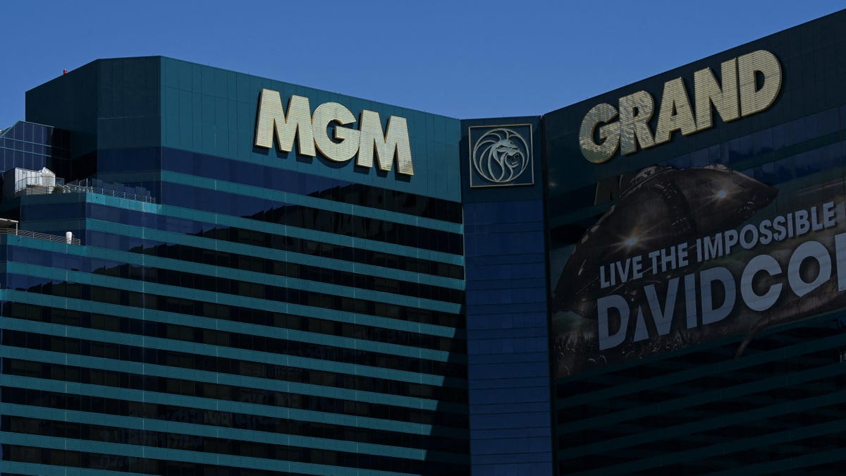 Las Vegas hotels defeat lawsuit over room rental fees for now