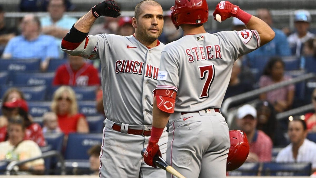 Joey Votto hits a two-run home run to snap an 0-for-21 drought as the Reds  beat the Nationals