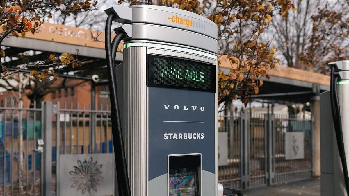Starbucks artık elektrikli araç sektörünün bir parçası.