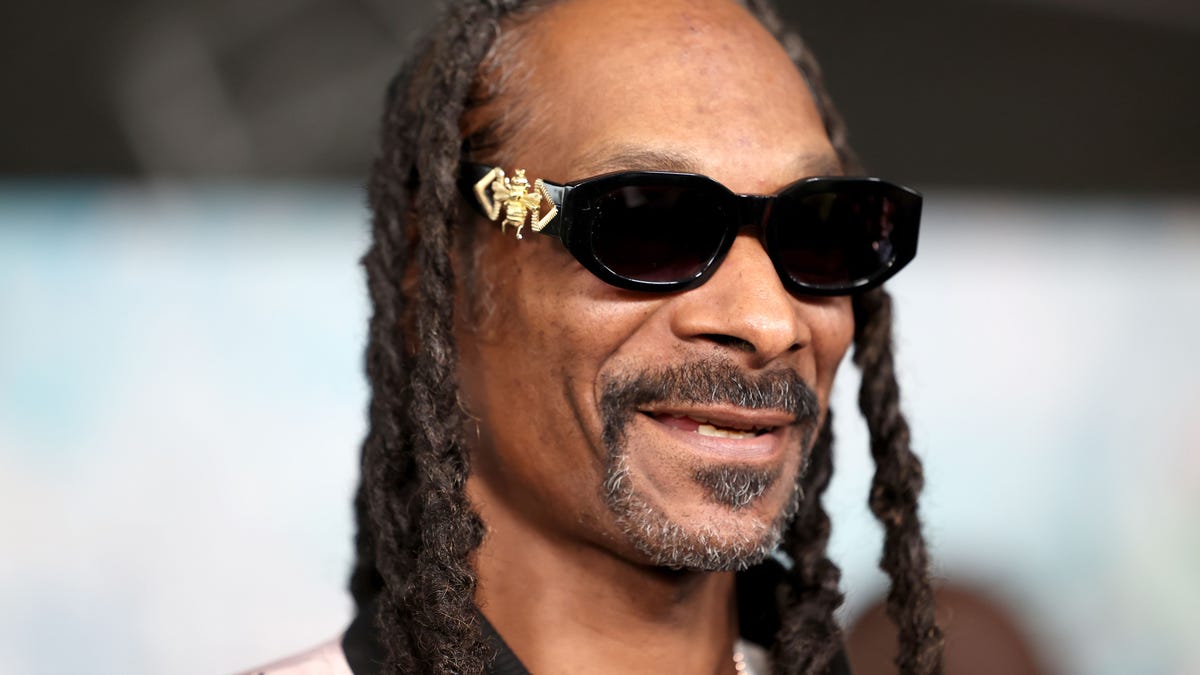 WATCH: Snoop Dogg Learns French During Cute Tea Party With Granddaughter #SnoopDogg