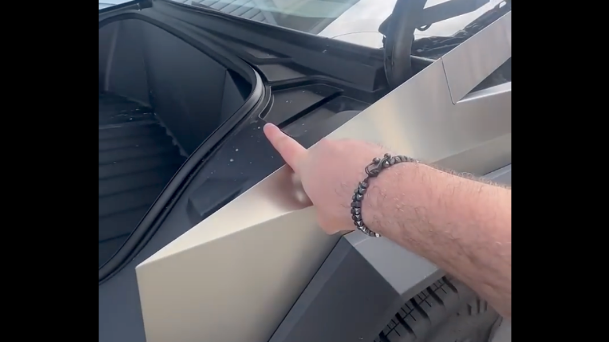 El propietario de un cybertruck se fractura un dedo al tratar de mostrar que el vehículo es seguro