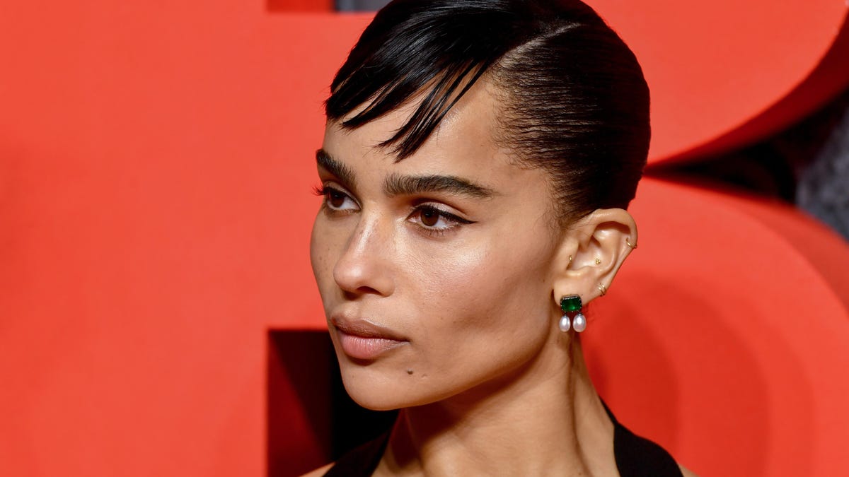 House ambassador Zoë Kravitz gives new meaning to “cat woman” in Tiffa
