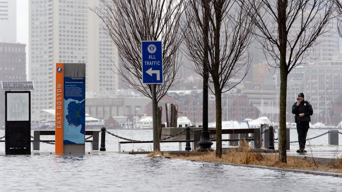 Quick-moving winter storm brings snow to Northeast, disrupting travel and schools - Quartz