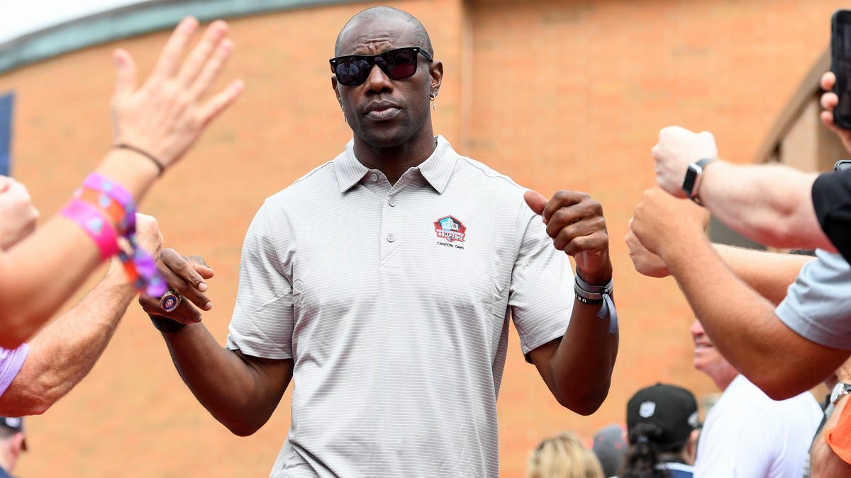 Terrell Owens, former NFL star, hit by car in Calabasas after argument