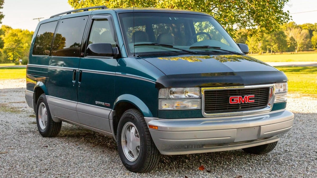 27-Year-Old GMC Safari Sells For Only ,500 Less Than Original MSRP On Bring-A-Trailer