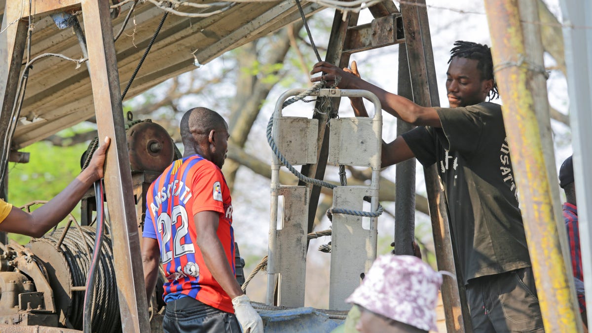 The death toll in a collapsed gold mine in Zimbabwe expected to rise to