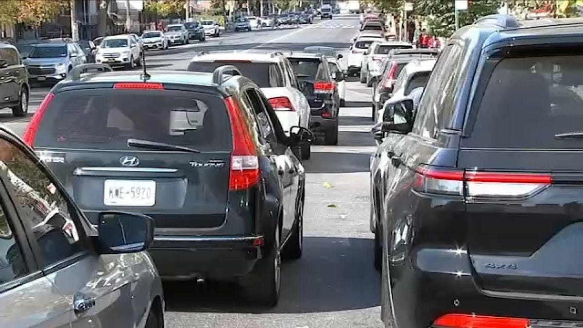 City Bus Snitch On Parents Double-Parked In Bus Lane While Dropping Their Kids At School