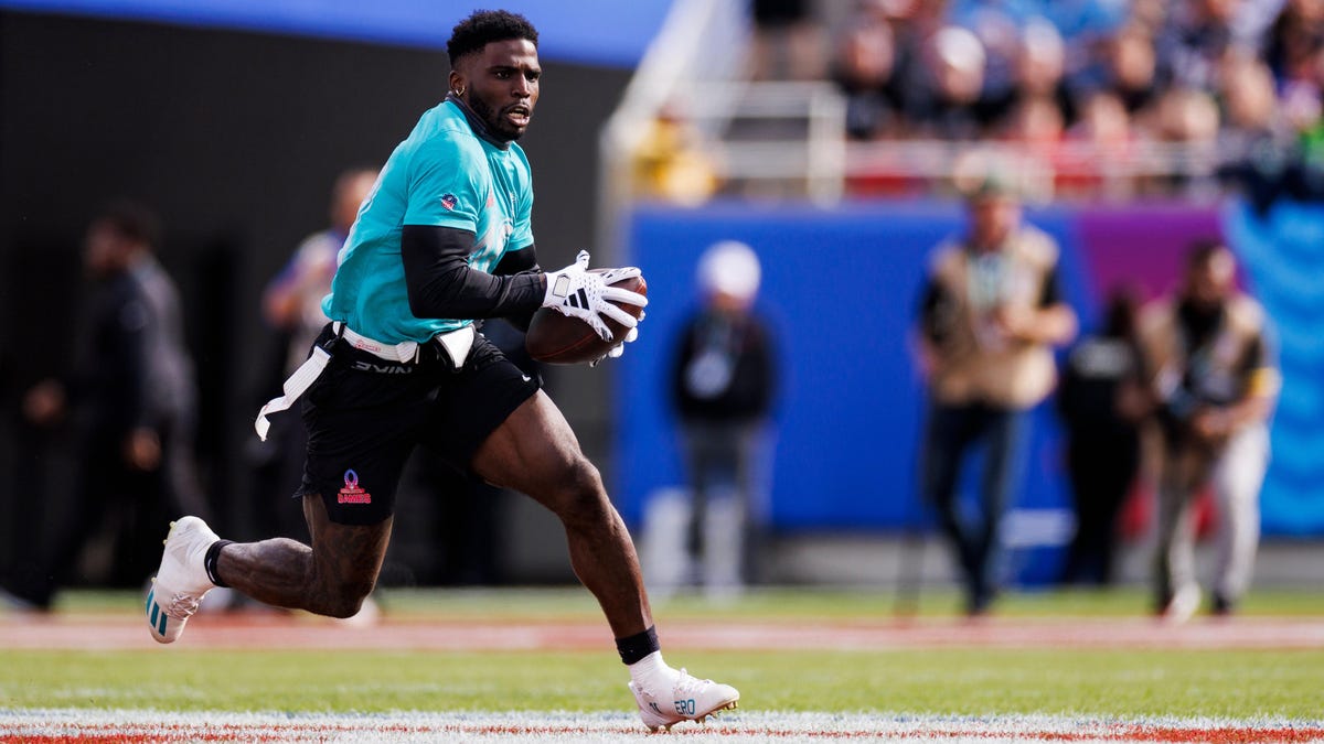 Influencer says Dolphins' Tyreek Hill broke her leg during