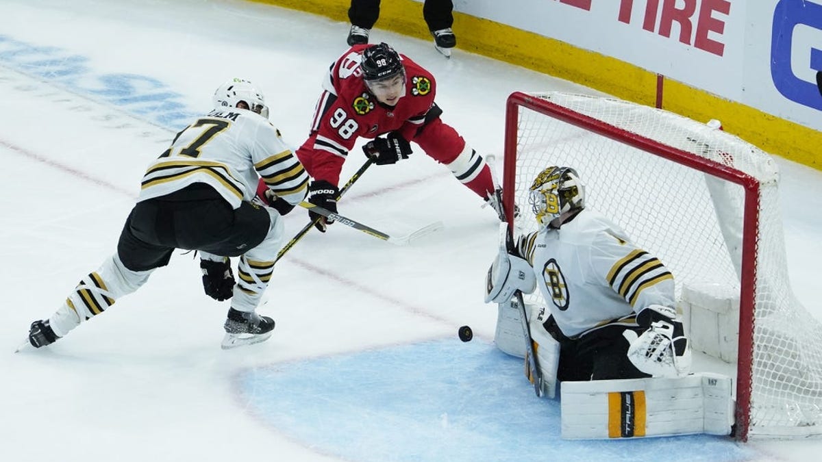 Jeremy Swayman blanks Blackhawks as Bruins improve to 6-0-0