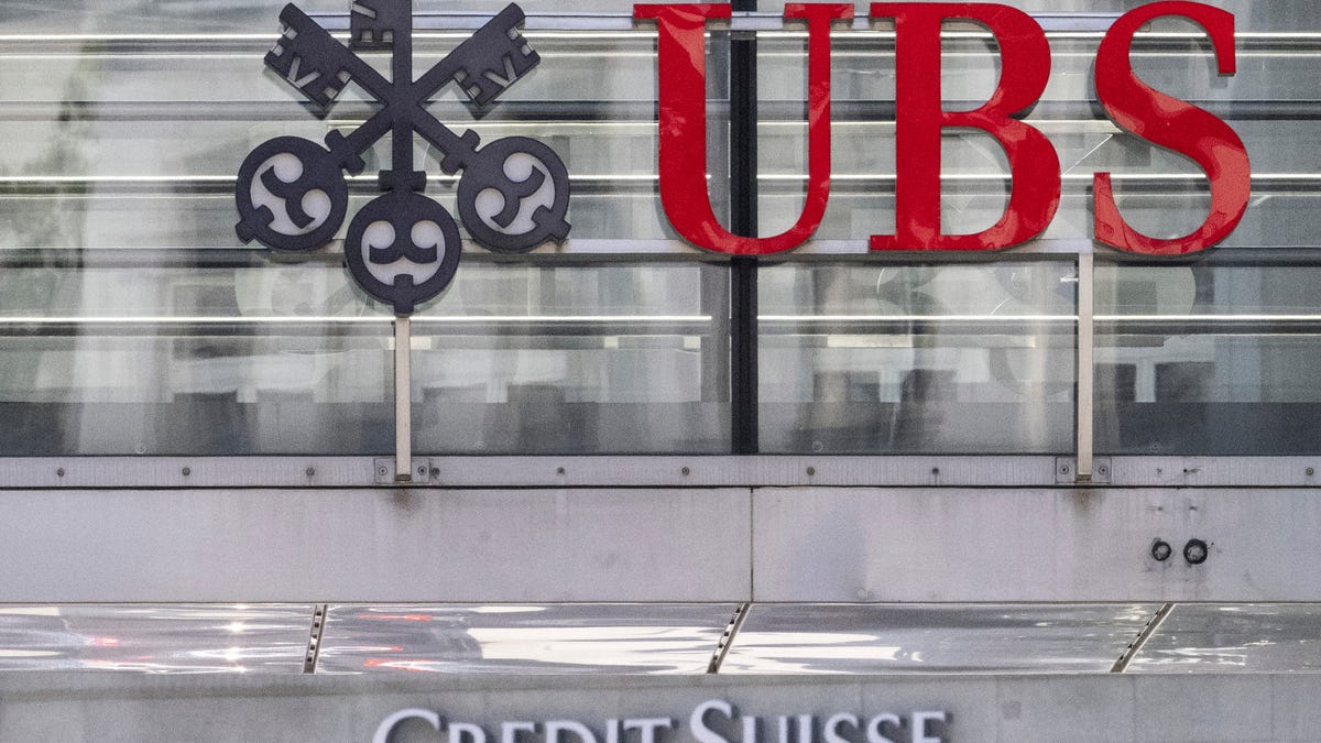 Swiss bank UBS reports pretax loss in 4Q, plans share buybacks after ...