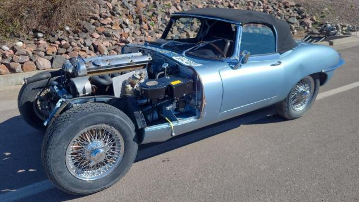 This Wrecked Jaguar Series 1 E-Type Is Begging You To Turn It Into A Vintage Race Car