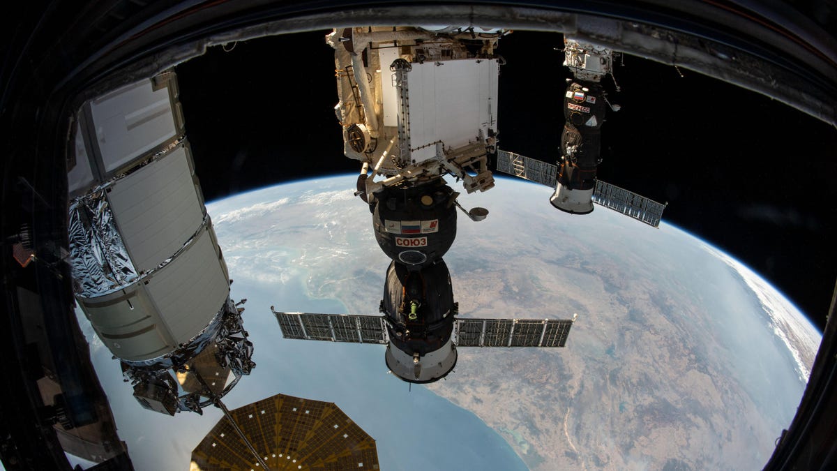 Russia Says Don’t Mind The Toxic Odor And Biohazard Suits, Everything’s Fine On The ISS