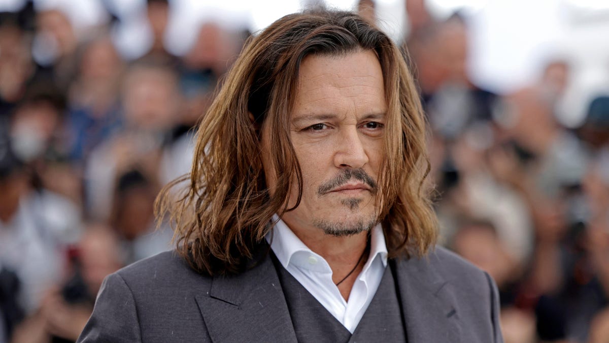 Johnny Depp shows up to Cannes press conference 40 minutes late