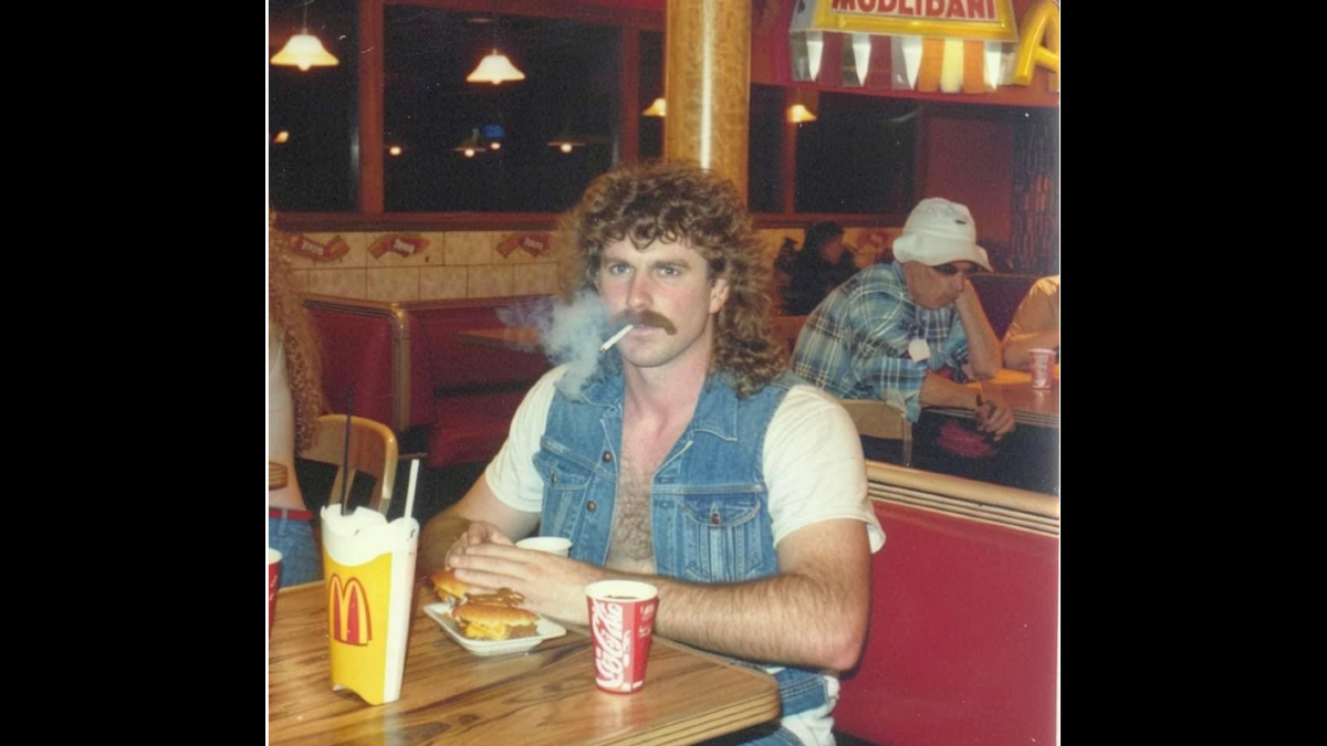 Esa foto viral de un hombre fumando en McDonald’s fue hecha con IA
