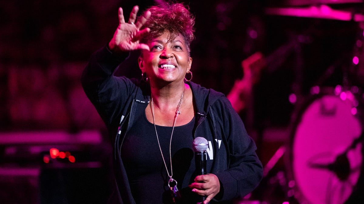 What?? Anita Baker Snaps At Fans - Asks Them To Stop Filming