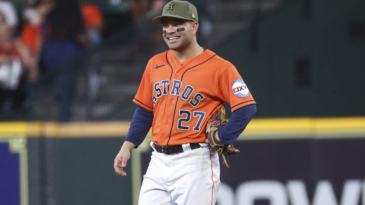 Houston Astros second baseman Jose Altuve (27) batting in the