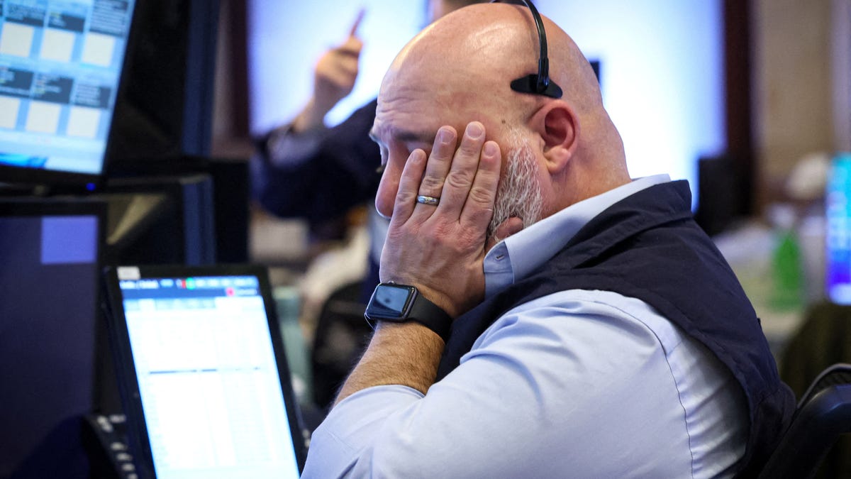 Stock Market Plunge: Dow Drops 450 Points with Tesla and Health Stocks Decline, Surge in Oil Prices