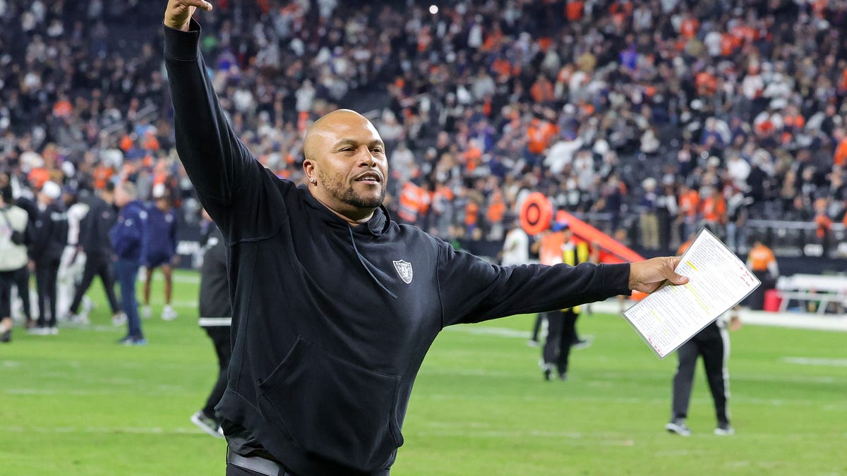 Los Raiders eliminan la etiqueta interina y contratan a Antonio Pierce como entrenador en jefe