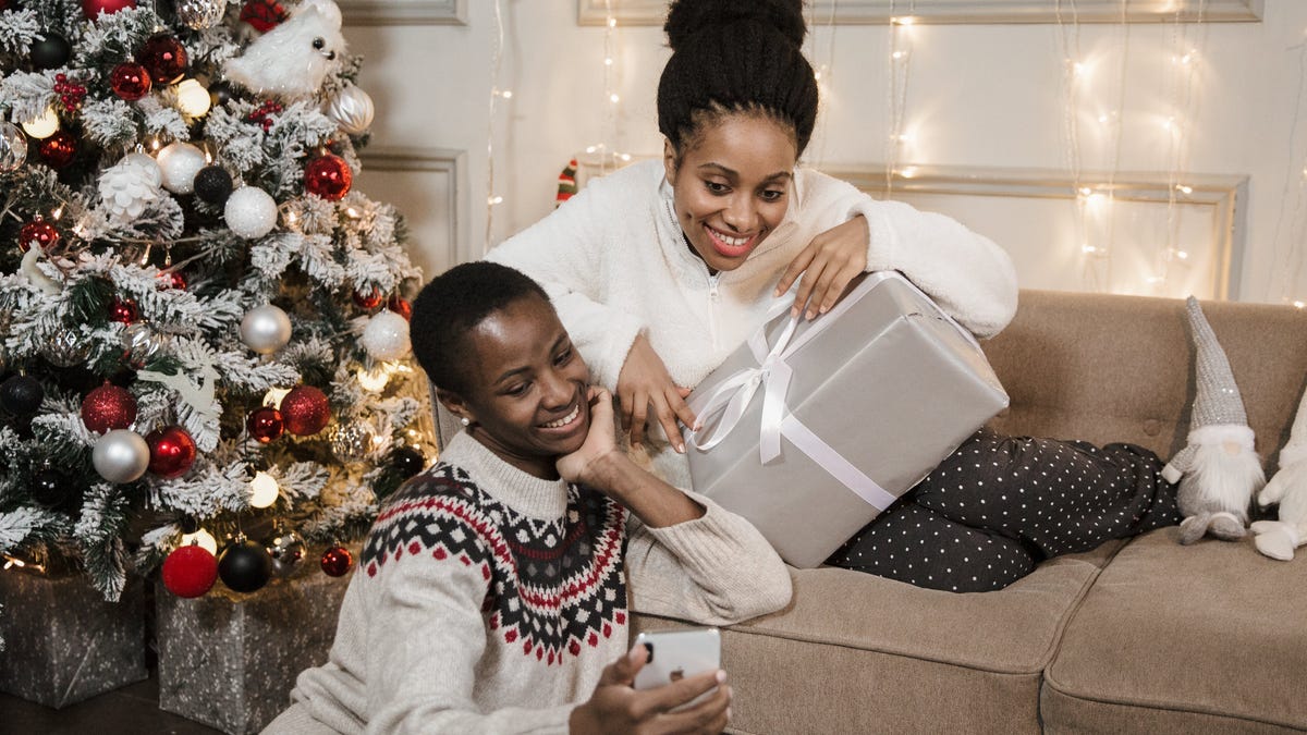 Expert Shares 5 Tips for Budgeting During the Holidays