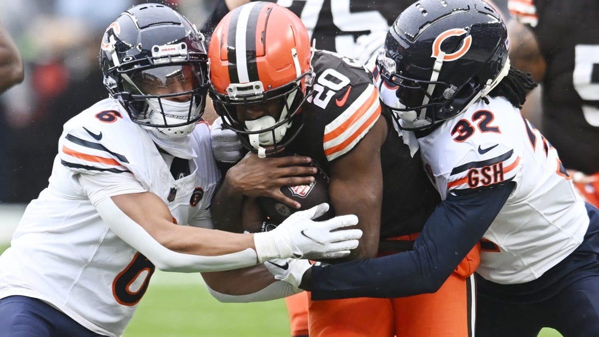 Browns come on strong late to edge past Bears