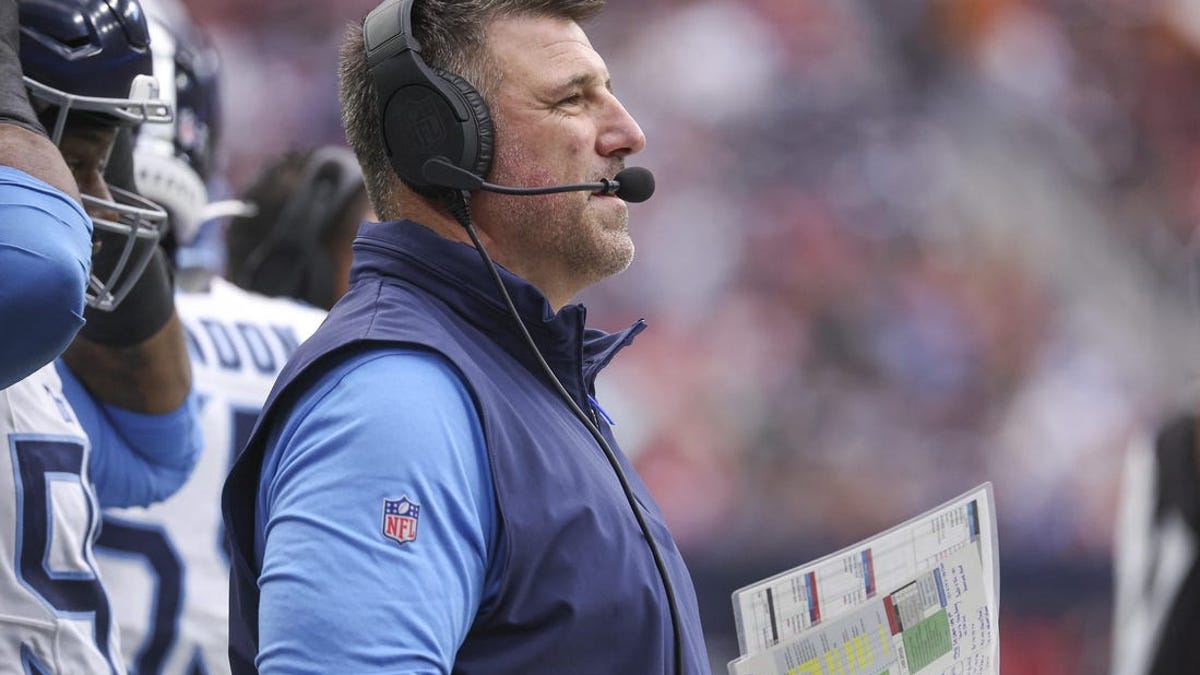 Report: Mike Vrabel Meets With Chargers About Coaching Job