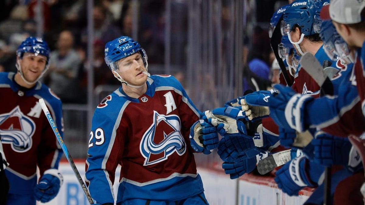NHL roundup: Nathan MacKinnon hits milestone in Avs' win