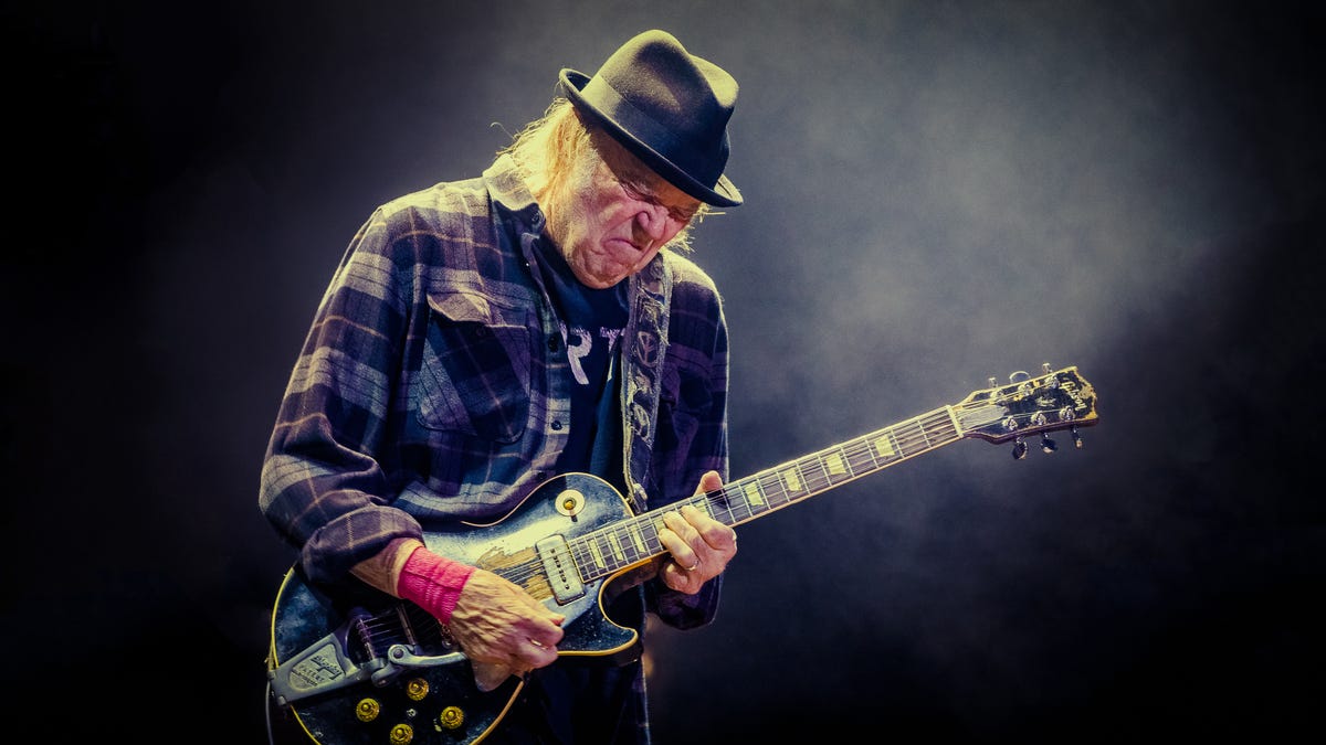 Neil Young vuelve a Spotify después del boicot a Joe Rogan