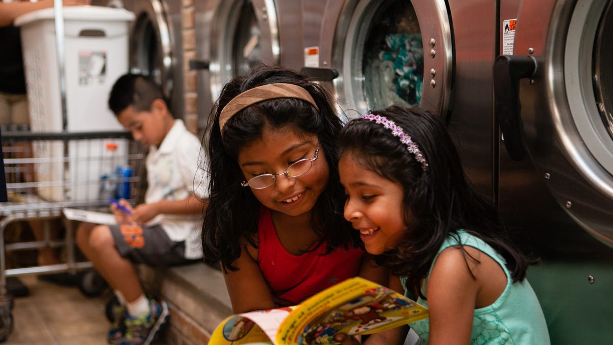 Clinton Foundation’s laundromat libraries aim to boost literacy