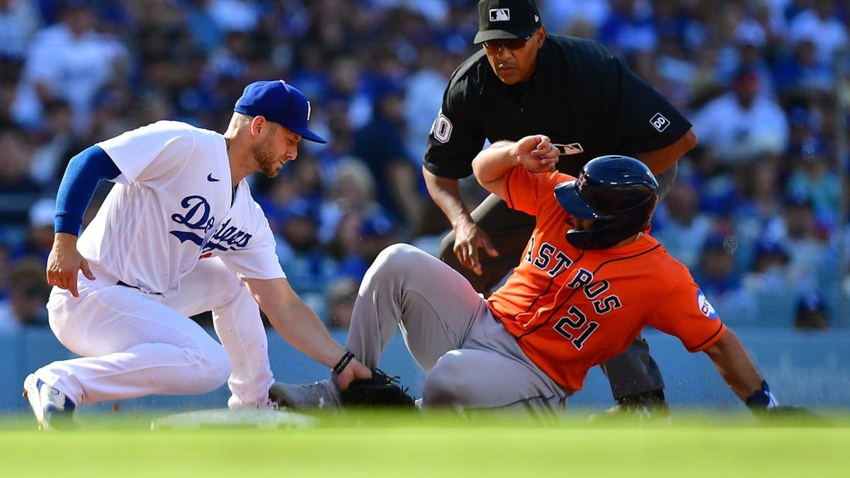 Astros Beat Dodgers 7-6 To Tie The 2017 World Series