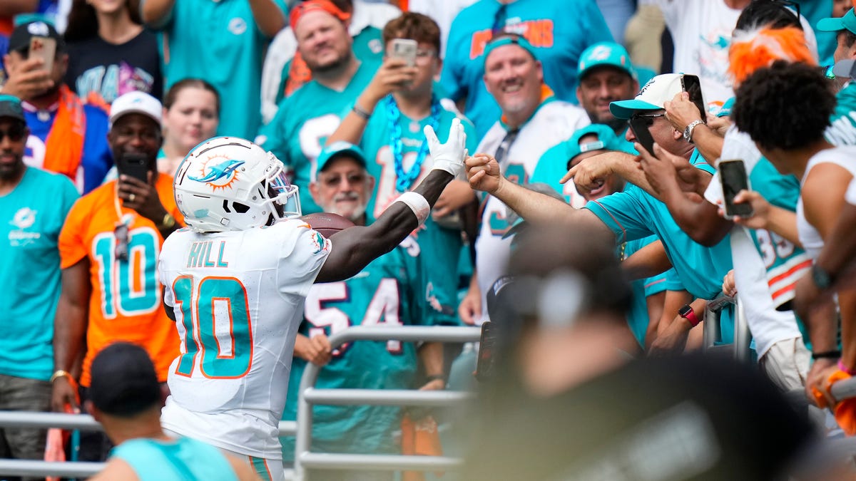 Tyreek Hill TD Celebration With Mom Ruined By Miami Fans