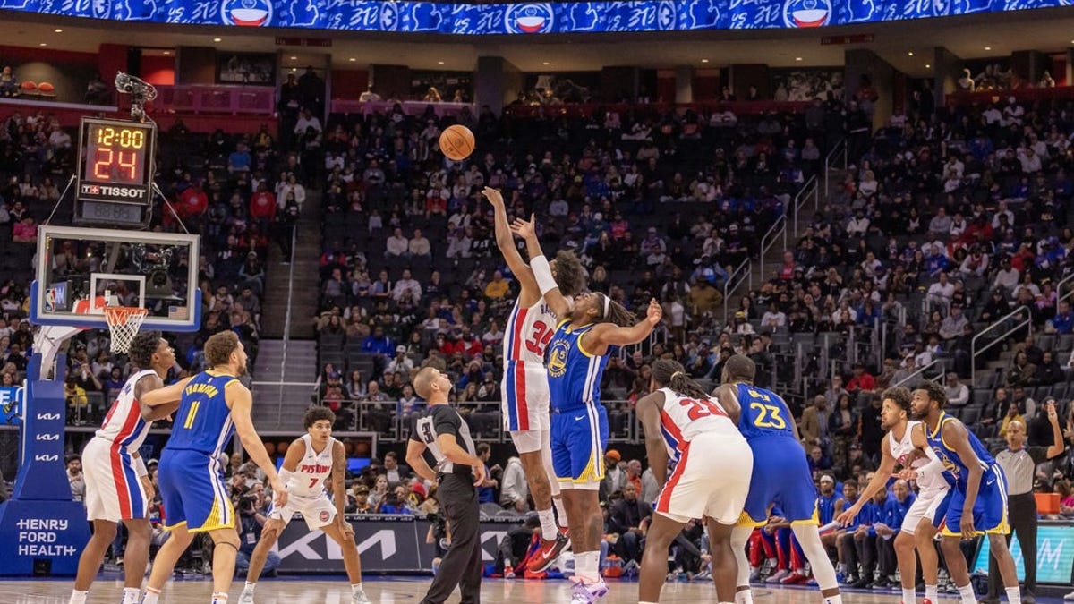 Stephen Curry Scores 34 To Help Warriors Top Pistons