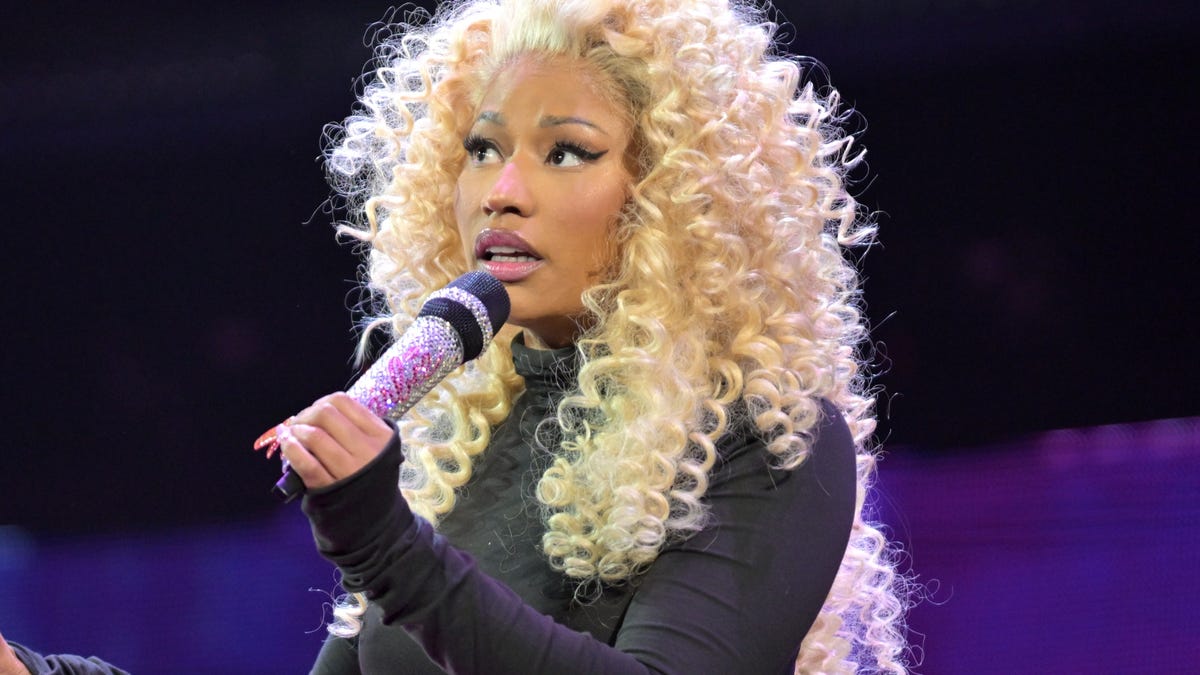 Nicki Minaj Performs Surprise Duet With This ‘80s Icon