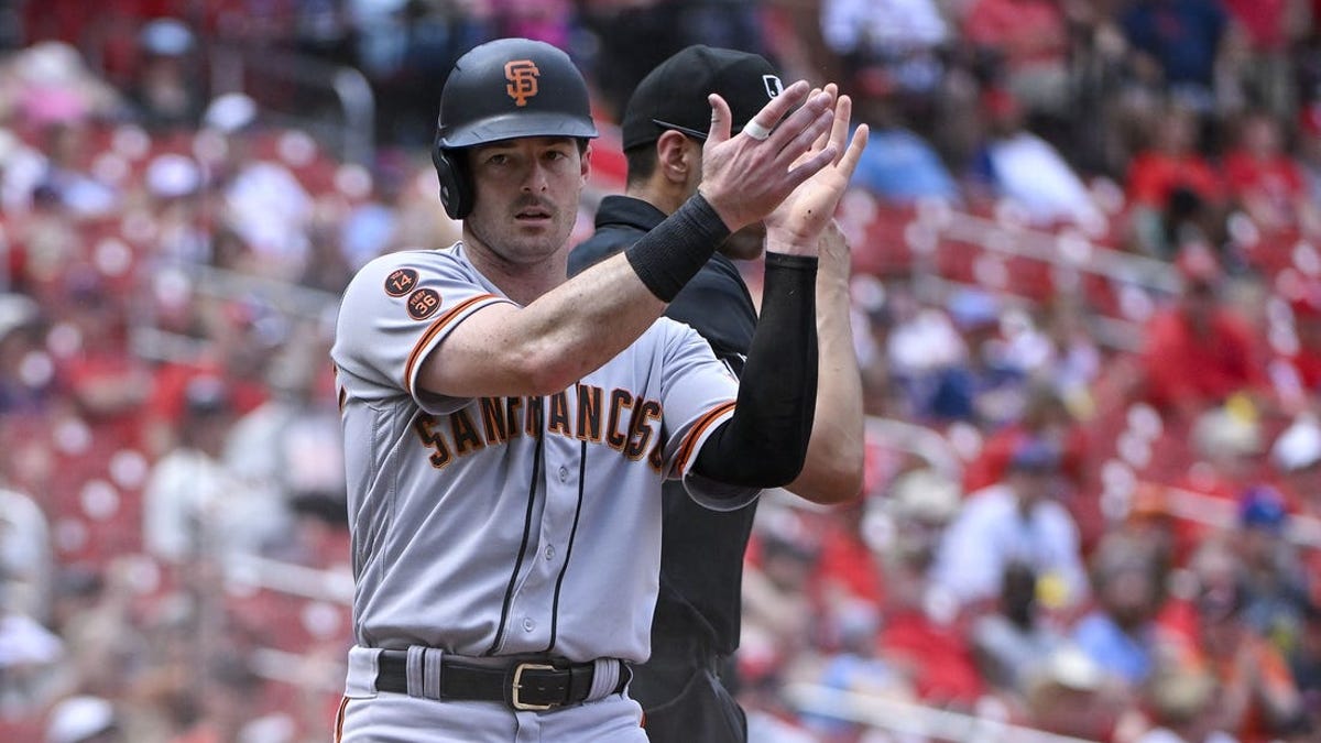 Fans react as San Francisco Giants center fielder Mike Yastrzemski