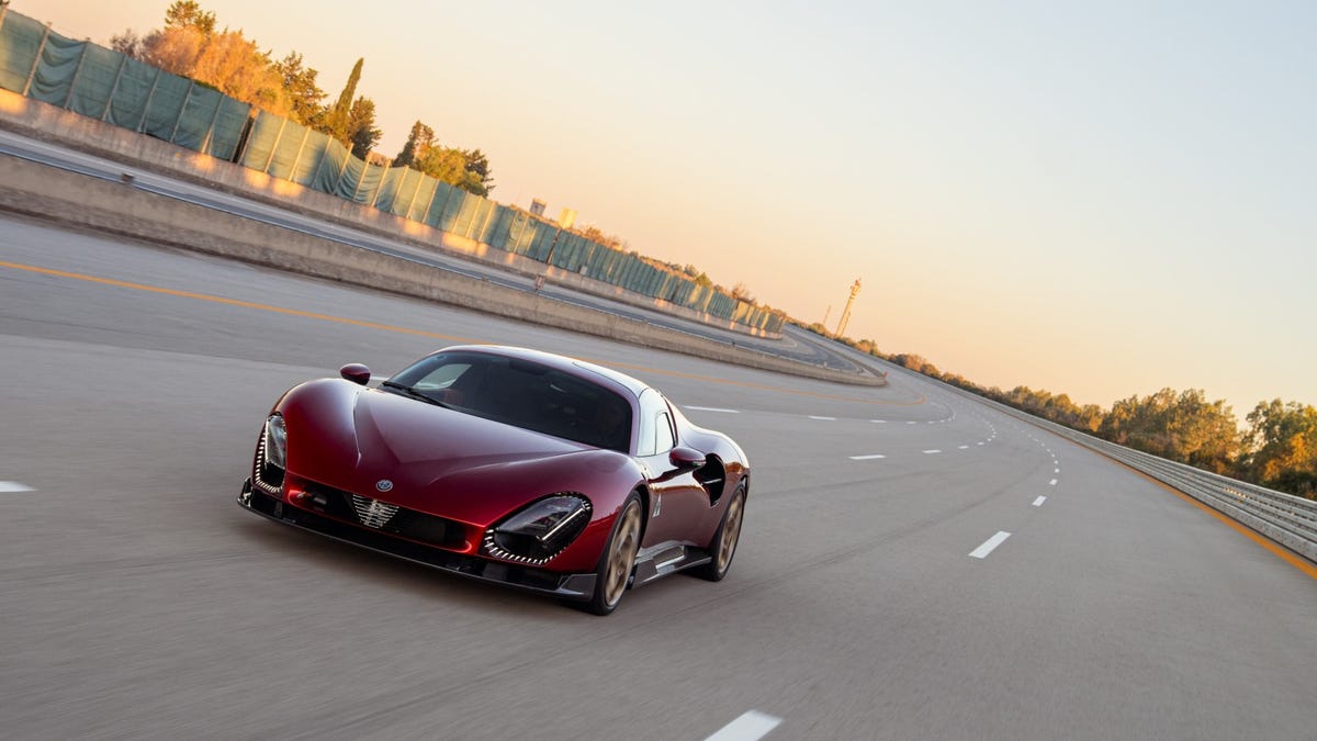 Watch The Gorgeous Alfa Romeo 33 Stradale Hit 200 MPH On Track