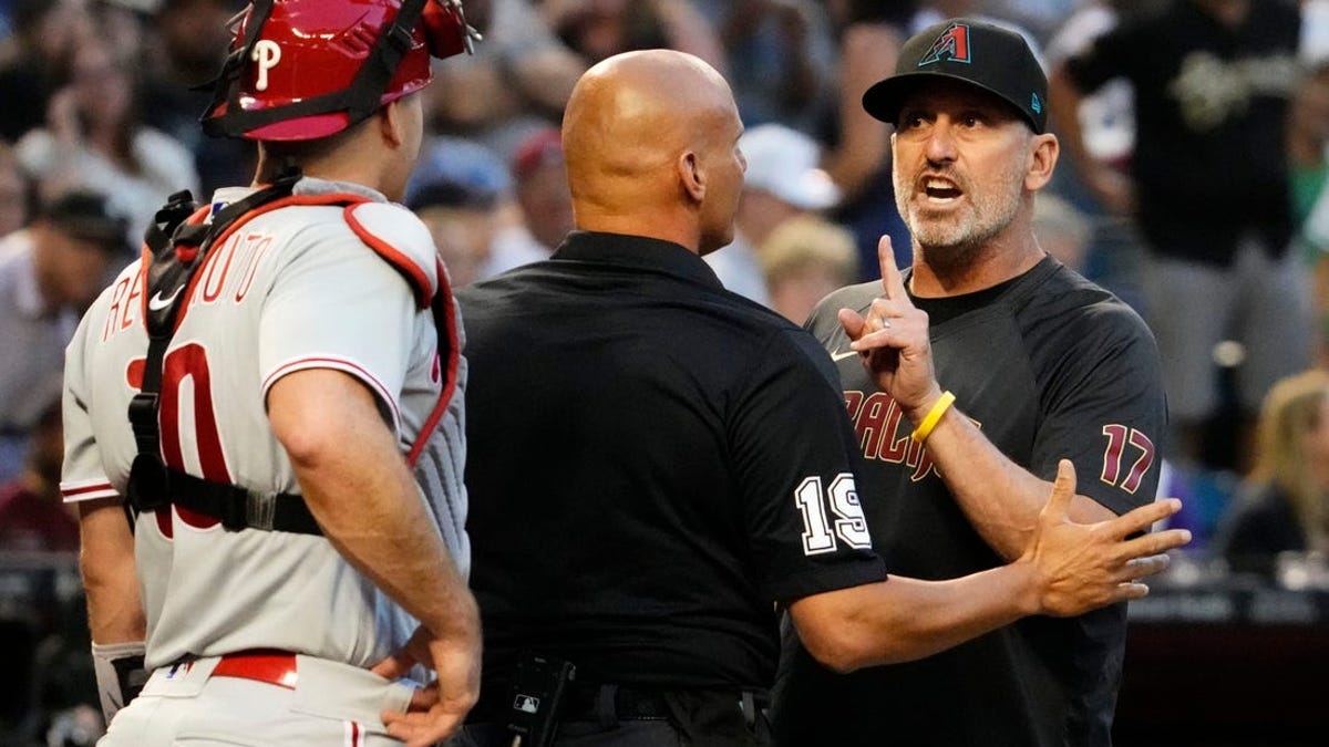 Arizona manager Lovullo ejected after Phillies hit Carroll in