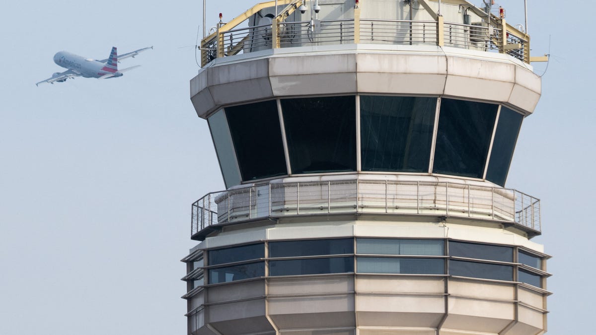 連邦航空局 (FAA) は航空管制官にシフト間に 10 時間の休憩を取ることを義務付けています