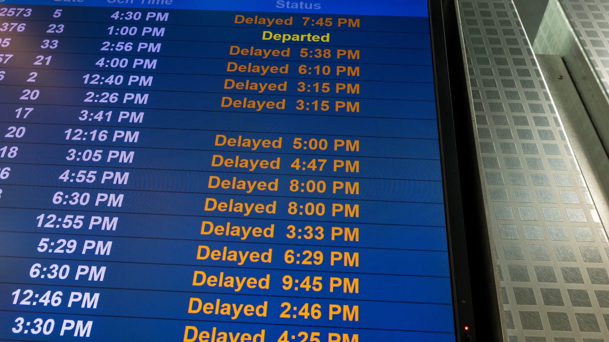 Chaos at a major U.S. airport drags on as calls mount for the feds to intervene