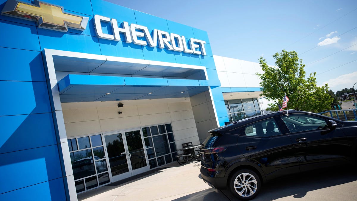 GM Dealers Seek Hybrid Options for Customers Not Yet Ready for EVs