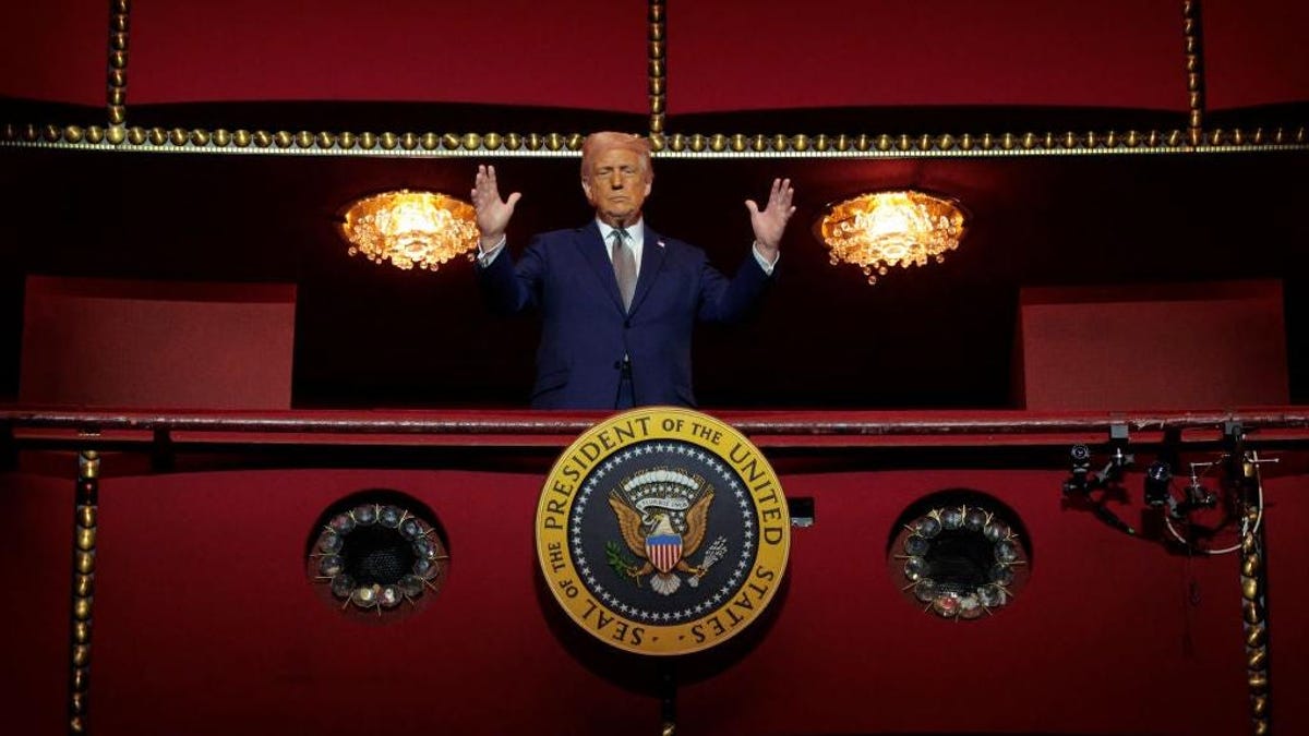 Is The US Headed For a Dictatorship? Ex-White House Strategist Explains the Terrifying Reason Why It's Likely