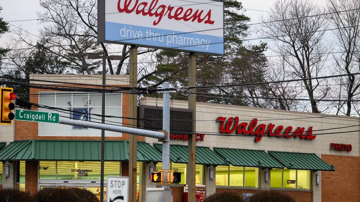 Walgreens stock slips because strong earnings don't change a 'challenging' economy