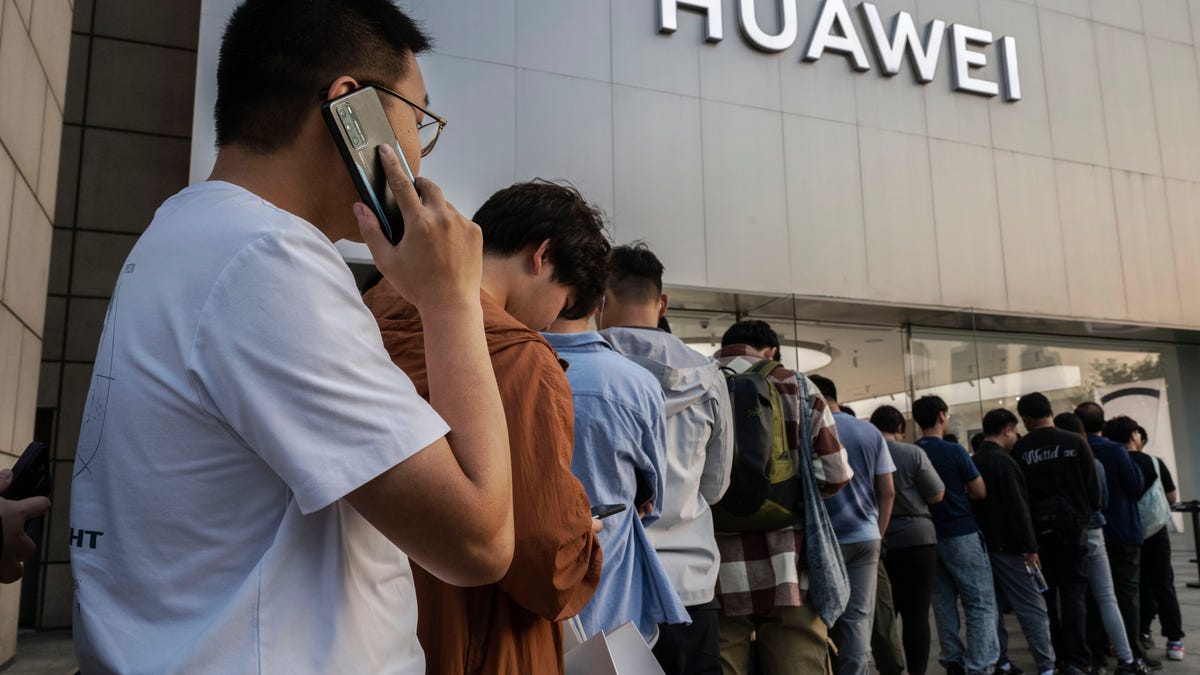 U.S. sanctions won't stop Huawei from soaring past Apple in China