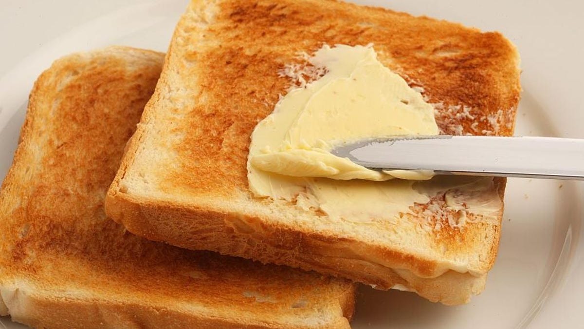 Хлеб с маслом польза. Тост с маслом. Тостовый хлеб с маслом. Хлеб с маргарином. Хлеб для тостов.