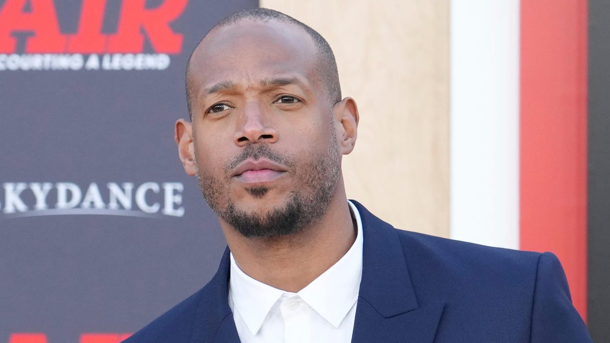 Marlon Wayans gets kicked off United Airlines flight and demands apologies