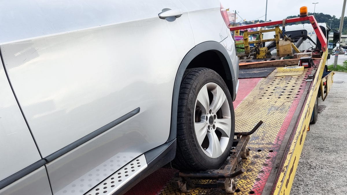 HOA Tows Cars With Expired Tags Out Of Private Driveways