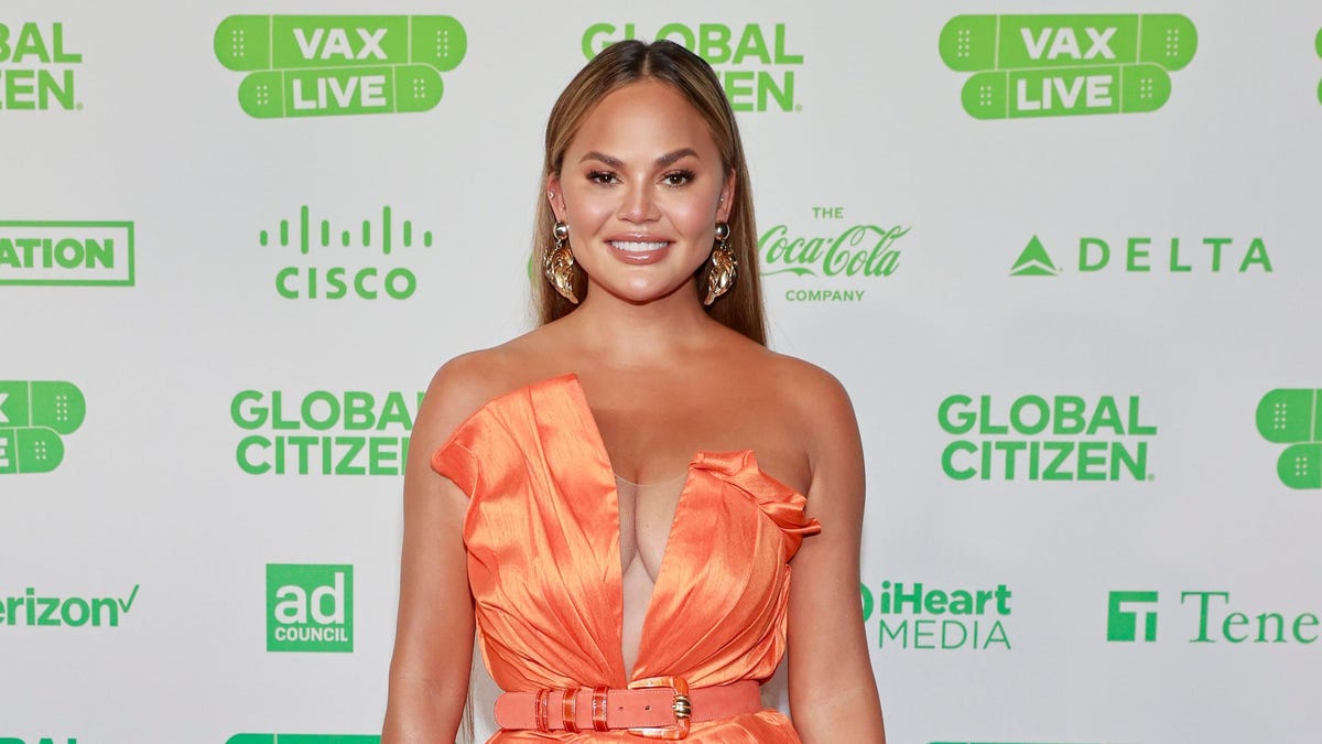 Chrissy Teigen Issues Lengthy Apology Following Bullying Scandal