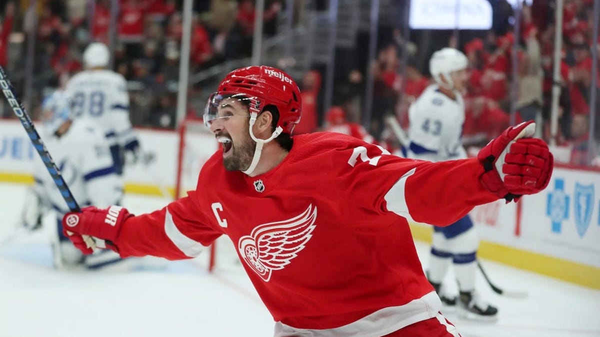 Red Wings score 3 goals early in 3rd to beat Senators 4-2 – The